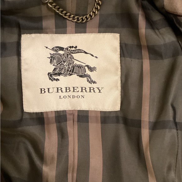 Burberry London Virgin Wool Coat
• Brown
• Pointed Collar
• Flap - Picture 7 of 12